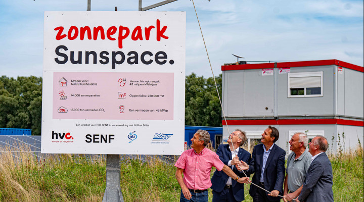 v.l.n.r. wethouder van Amersfoort - gemeente Noordoostpolder, Peter Kersten - Koninklijk NLR, Arjan ten Elshof – HVC, Jaap de Zeeuw - SENF en Joost Hakkaart – DNW